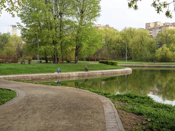 En la ciudad Parque en el lago pescadores atrapan peces — Foto de Stock