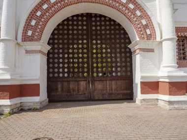 Ferforje halkalı Eski Ahşap Kapı