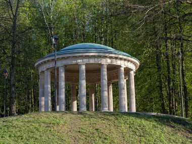Gazebo dinlenmek için Parkta ayakta