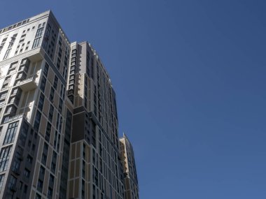 Mavi gökyüzüne karşı yüksek binalar