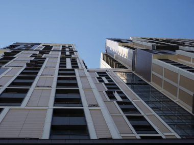 Mavi gökyüzüne karşı yüksek binalar