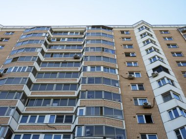 Mavi gökyüzüne karşı yüksek binalar