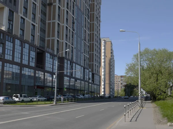 Moscú calle de la ciudad con edificios altos — Foto de Stock