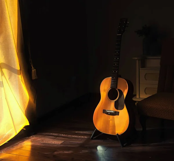 Guitarra Española Acústica Stand Las Sombras Cuarto Oscuro Con Luz —  Fotos de Stock