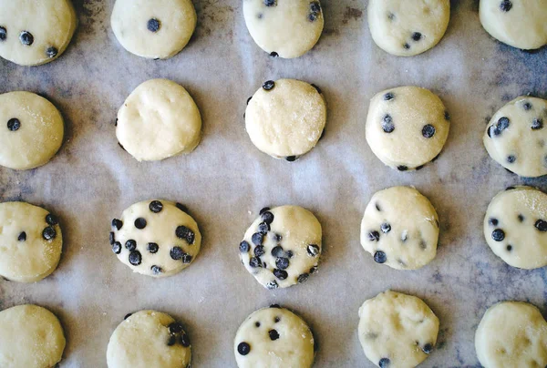 Biscotti Con Gocce Cioccolato Biscotti Carta Forno Una Teglia Pronta — Foto Stock