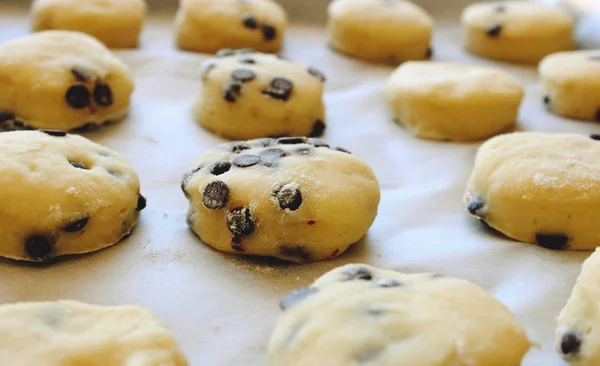 Detail Domácí Čokoláda Čip Cookies Sušenky Pečení Papír Připravené Trouby — Stock fotografie