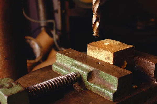 Bohrer Der Auf Ein Stück Holz Fällt Das Einer Industriellen — Stockfoto