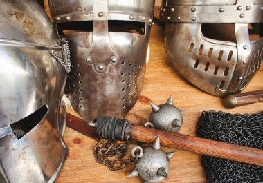 Parlak metal kask bir orta yaş Tema Festivali'nde geleneksel silahlarla Ortaçağ şövalyeler