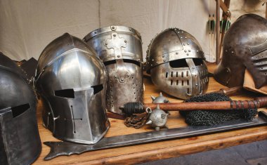 Parlak metal kask bir orta yaş Tema Festivali'nde geleneksel silahlarla Ortaçağ şövalyeler
