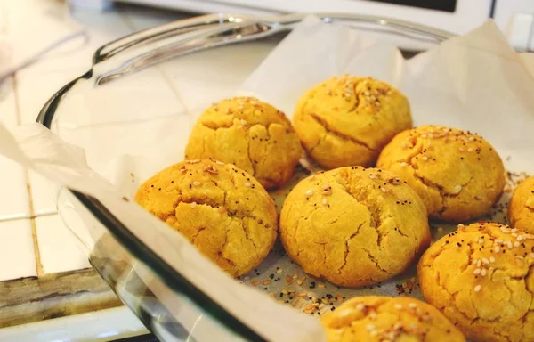 Sötpotatis Och Pumpa Bröd Rullar Nybakat Pyrex Maträtt — Stockfoto