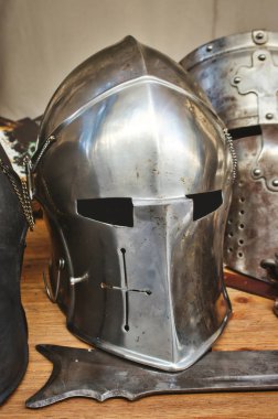 Parlak metal kask bir orta yaş Tema Festivali'nde geleneksel silahlarla Ortaçağ şövalyeler