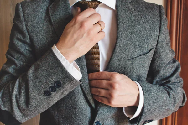 Homem Terno Inteligente Usando Anel Casamento Ajustando Gravata — Fotografia de Stock