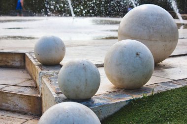 Genel bir parkta bir modern tasarım Fountain'dan dev beyaz mermer küreler