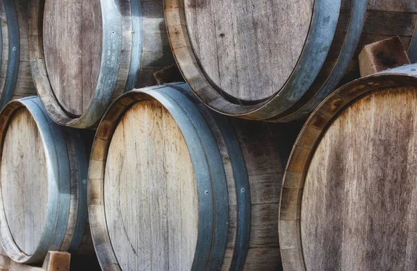 Wooden Barrels Stacked Pile Vintage Wine Vineyard — Stock Photo, Image
