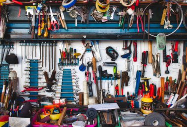 Bir tezgah bir garaj ile duvara asılı çeşitli araçlar koleksiyonu