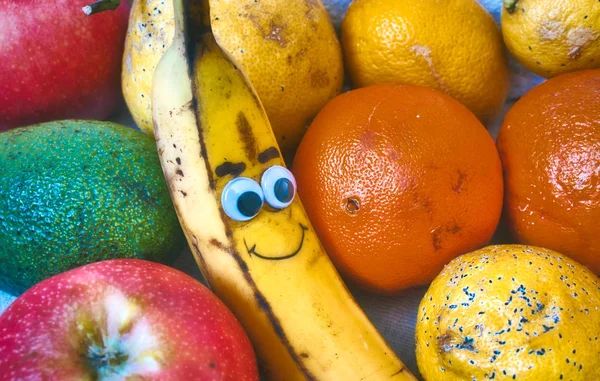 Skål Med Färsk Frukt Med Smiley Banan Med Uppnosig Ansikte — Stockfoto