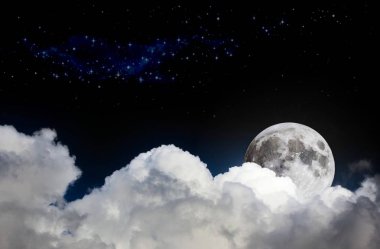 Beyaz bulutlar, dolunay ve uzak yıldızlarla gece gökyüzü sahnesi maket