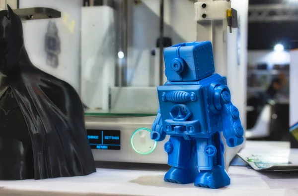 Bir teknoloji ve gadget fuarında bir 3d yazıcı yanında 3d baskılı robot modeli