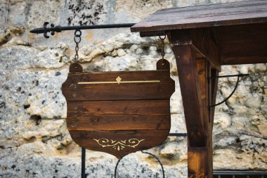 Metin için boş alan ile asılı eski moda geleneksel ahşap işareti