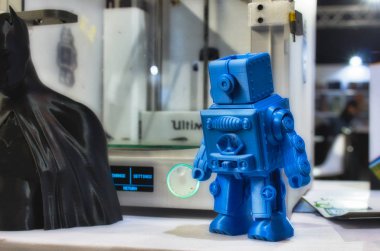 Mosta / Malta - 11 Mayıs 2019: Bir teknoloji ve gadget fuarında 3d yazıcının yanında 3d baskılı robot modeli