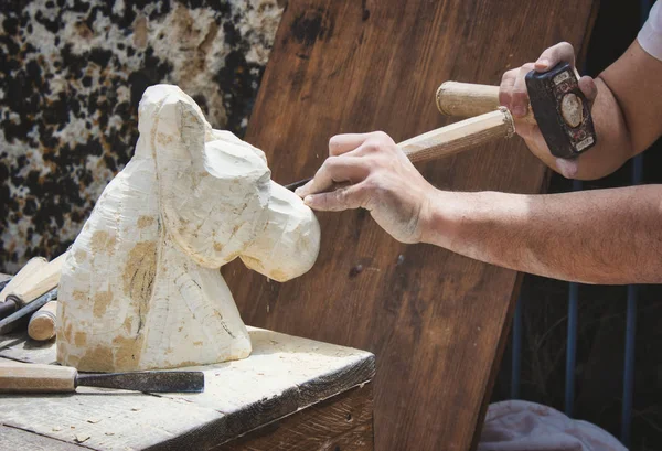 Ein Steinmetz Schnitzt Eine Statue Eines Pferdekopfes — Stockfoto