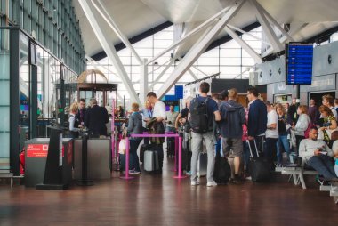 04 Ağustos 2019 - Gdansk / Polonya: Gdansk Havaalanı 'nın kalkış salonunun kapısında uçuş gecikmesi için bekleyen bir kuyruk