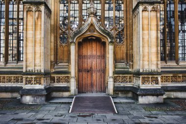 Oxford, İngiltere - 02 Mart 2020: Oxford 'daki İlahiyat Fakültesi' nin dışı büyük ahşap bir kapı girişi, sütunlar ve vitray pencereleri gösteriyor