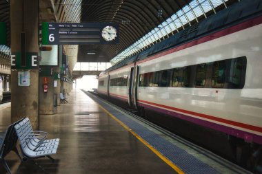 Sevilla / İspanya - 22 Ağustos 2019: Platform tarafından istasyonda bir tren görüntüsü