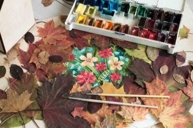 Sonbahar dekoru ve sonbahar yapraklarının arka planında çizim yapmak. Sonbahar ev dekorasyonu.