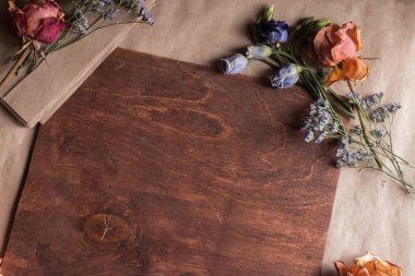 Sonbahar dekoru ve sonbahar yapraklarının arka planında çizim yapmak. Sonbahar ev dekorasyonu.