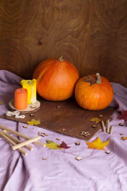 Balkabaklı sonbahar dekoru. Sonbahar dekoru ve sonbahar yapraklarının arka planında çizim yapmak. Sonbahar ev dekorasyonu.