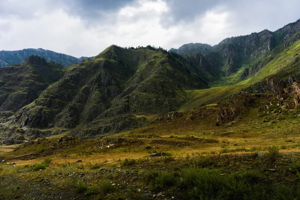 Dağ altay. Altay. Bulut. Gökyüzü.