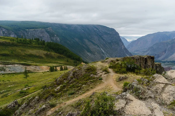 Dağ altay. Altay. Bulut. Gökyüzü. Chulishman. Cholisman.