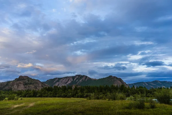 Dağ altay. Altay. Bulut. Gökyüzü.