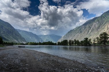 Dağ altay. Altay. Bulut. Gökyüzü.