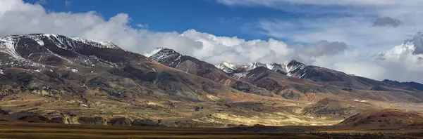 Dağ altay. Altay. Bulut. Gökyüzü.