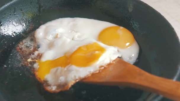 Twee Eieren Een Fry Pan Koken — Stockvideo