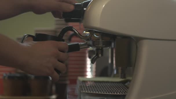 Dívka Dělat Kafe Kávovar — Stock video