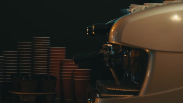 Ragazza Fare Caffè Sulla Macchina Del Caffè — Video Stock