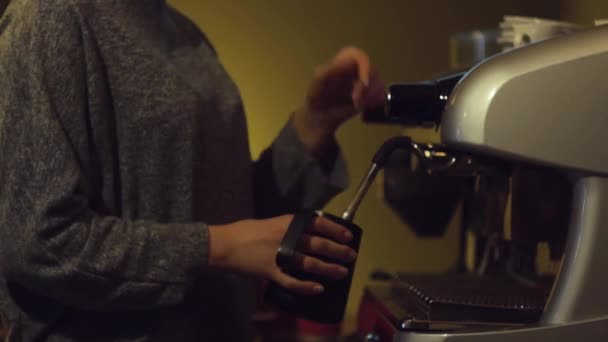 女孩在咖啡机上做咖啡 — 图库视频影像
