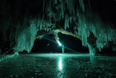 Deniz baykal. Meşale ışık Kharantsy Adası mağara