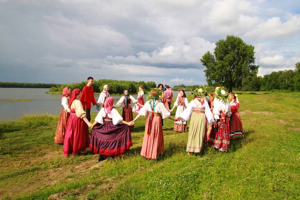 Summer Dance Traditional Costumes Banks River — Stock Photo, Image