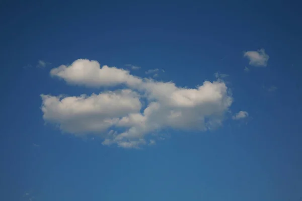 Piękne Chmury Unoszą Się Niebieski Blask Nieba — Zdjęcie stockowe