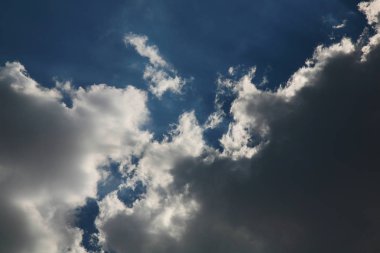 Güneş tarafından büyük bir bulut kaplıydı çünkü bulutlar bulutlu