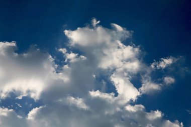 Bulutlar kenarlarına saydam mavi ince akımlarla boyanır