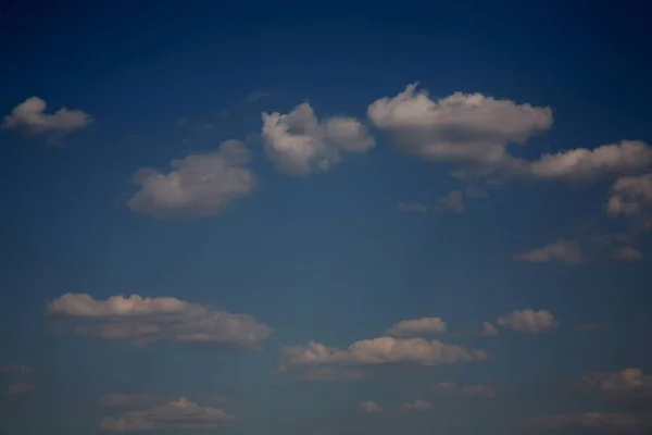 Die Häufchen Zerbrochener Wolken Sind Über Den Himmel Verstreut — Stockfoto