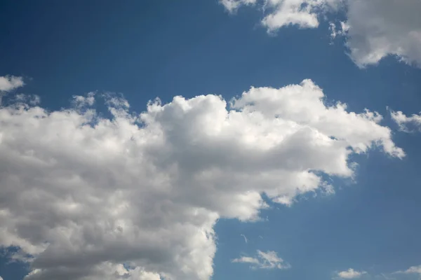 Unbekümmerte Wolken Befinden Sich Sehr Schön Der Waagerechten Ebene Des — Stockfoto