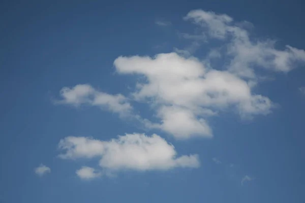 Błękitne Niebo Przekątnej Znajduje Się Fajny Chmur Cirrus — Zdjęcie stockowe