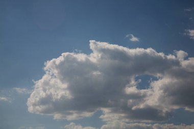 Gökyüzü günbatımı de akşam özellikle güzel olur ve bulutlar boyalı inanılmaz renklerde insan göze çok hoş