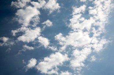 Hounds bulutlar rüzgar ile geldi ve birbirleri ile gökyüzünde yakalamak